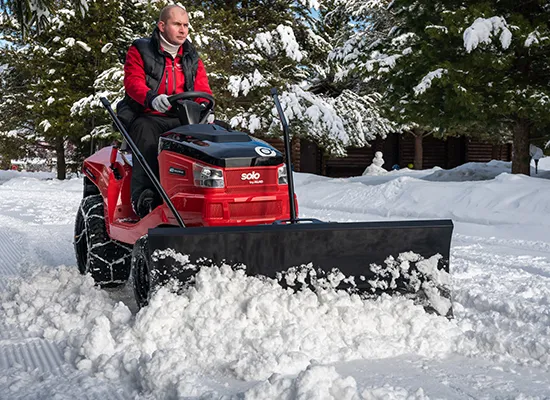Zahradní traktory | Zahradní traktor AL-KO se sněhovým pluhem pro odklízení sněhu